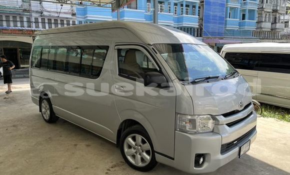 ซื้อ รถมือสอง Toyota Commuter เงิน รถยนต์ ใน %{เมือง} ใน กรุงเทพมหานคร