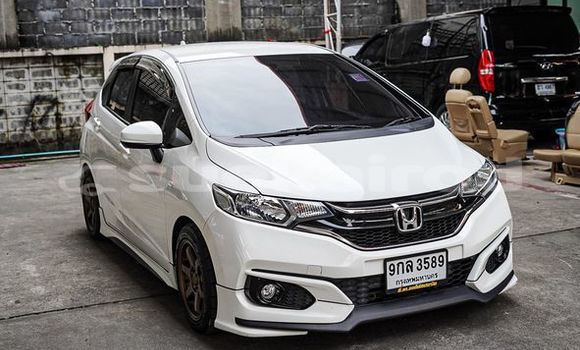 ซื้อ รถมือสอง Honda Jazz ขาว รถยนต์ ใน %{เมือง} ใน กรุงเทพมหานคร