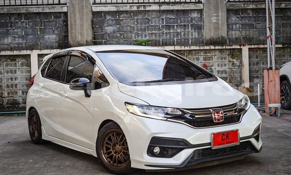 ซื้อ รถมือสอง Honda Jazz ขาว รถยนต์ ใน %{เมือง} ใน กรุงเทพมหานคร