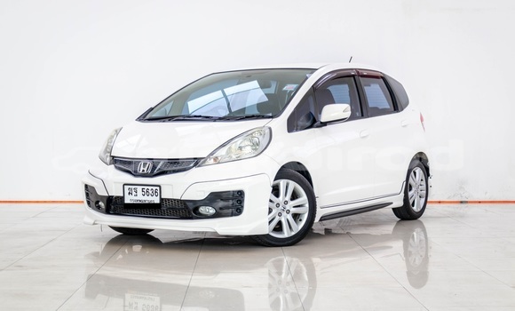 ซื้อ รถมือสอง Honda Jazz ขาว รถยนต์ ใน %{เมือง} ใน กรุงเทพมหานคร