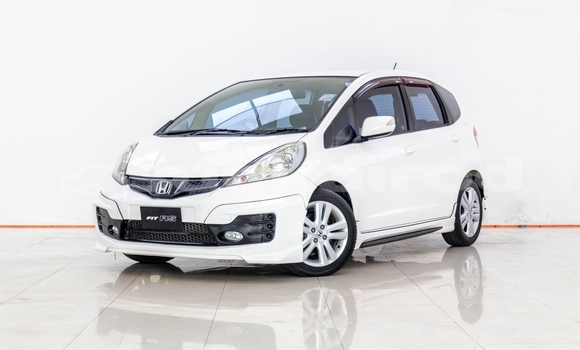 ซื้อ รถมือสอง Honda Jazz ขาว รถยนต์ ใน %{เมือง} ใน กรุงเทพมหานคร