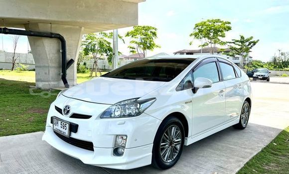 ซื้อ รถมือสอง Toyota Prius ขาว รถยนต์ ใน %{เมือง} ใน กรุงเทพมหานคร