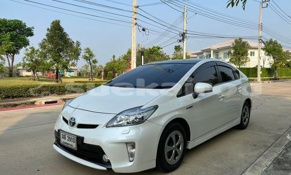 ซื้อ รถมือสอง Toyota Prius ขาว รถยนต์ ใน %{เมือง} ใน กรุงเทพมหานคร