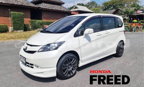 Buy Used Honda Freed White Car in Bangkok in Bangkok