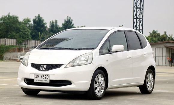 ซื้อ รถมือสอง Honda Jazz ขาว รถยนต์ ใน %{เมือง} ใน กรุงเทพมหานคร