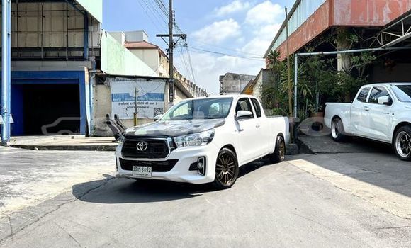 Buy Used Toyota Hiluxe Revo White Car in Bangkok in Bangkok