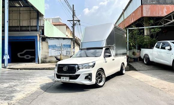 Buy Used Toyota Hiluxe Revo White Car in Bangkok in Bangkok