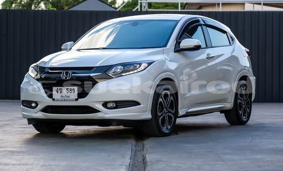 ซื้อ รถมือสอง Honda HR-V ขาว รถยนต์ ใน %{เมือง} ใน กรุงเทพมหานคร