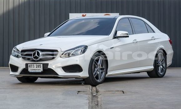 ซื้อ รถมือสอง Mercedes-Benz E-Classe ขาว รถยนต์ ใน %{เมือง} ใน กรุงเทพมหานคร