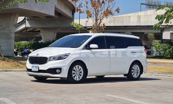 ซื้อ รถมือสอง Kia Carnival ขาว รถยนต์ ใน %{เมือง} ใน กรุงเทพมหานคร