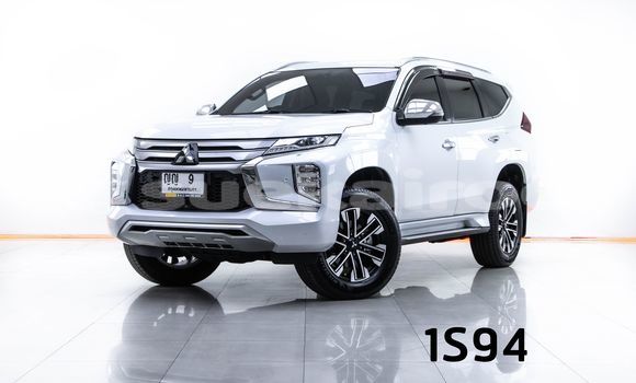 Buy Used Mitsubishi Pajero White Car in Bangkok in Bangkok Buy Used Mitsubishi Pajero White Car in Bangkok in Bangkok
