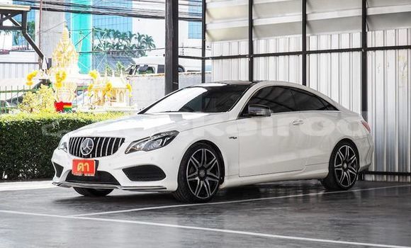 ซื้อ รถมือสอง Mercedes-Benz E200 ขาว รถยนต์ ใน %{เมือง} ใน กรุงเทพมหานคร