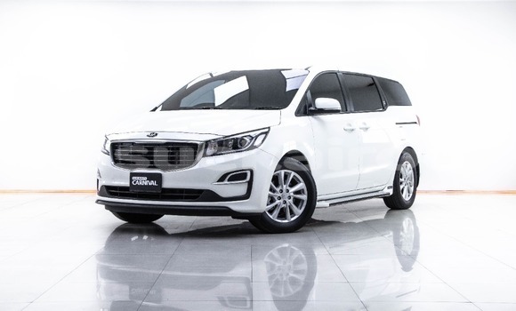 ซื้อ รถมือสอง Kia Carnival ขาว รถยนต์ ใน %{เมือง} ใน กรุงเทพมหานคร