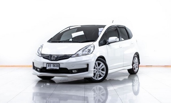 ซื้อ รถมือสอง Honda Jazz ขาว รถยนต์ ใน %{เมือง} ใน กรุงเทพมหานคร