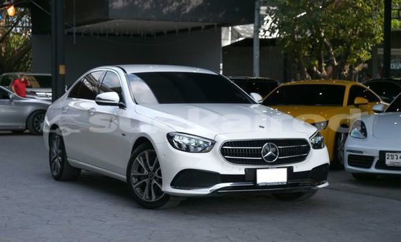 ซื้อ รถมือสอง Mercedes-Benz E-Classe เงิน รถยนต์ ใน %{เมือง} ใน กรุงเทพมหานคร