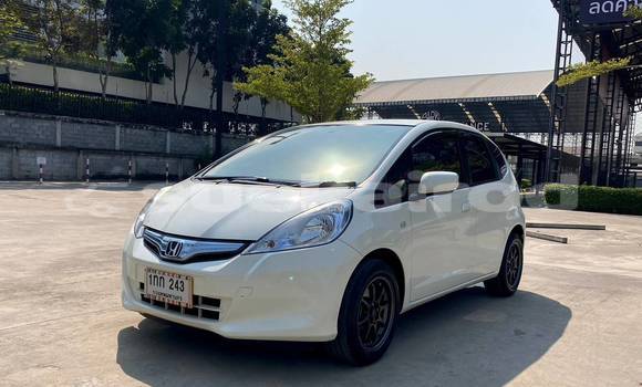 ซื้อ รถมือสอง Honda Jazz ขาว รถยนต์ ใน %{เมือง} ใน กรุงเทพมหานคร