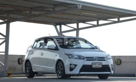 ซื้อ รถมือสอง Toyota Yaris ขาว รถยนต์ ใน %{เมือง} ใน กรุงเทพมหานคร