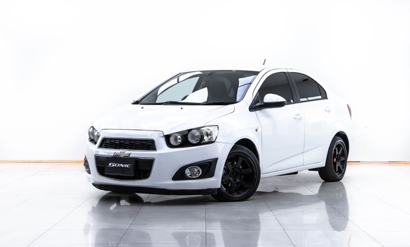 ซื้อ รถมือสอง Chevrolet Sonic ขาว รถยนต์ ใน %{เมือง} ใน สมุทรสาคร