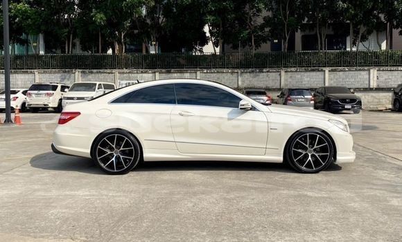 ซื้อ รถมือสอง Mercedes-Benz E-Classe ขาว รถยนต์ ใน %{เมือง} ใน กรุงเทพมหานคร ซื้อ รถมือสอง Mercedes-Benz E-Classe ขาว รถยนต์ ใน %{เมือง} ใน กรุงเทพมหานคร