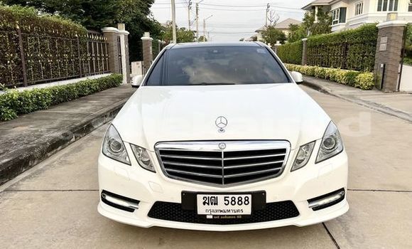 ซื้อ รถมือสอง Mercedes-Benz E-Classe ขาว รถยนต์ ใน %{เมือง} ใน กรุงเทพมหานคร ซื้อ รถมือสอง Mercedes-Benz E-Classe ขาว รถยนต์ ใน %{เมือง} ใน กรุงเทพมหานคร