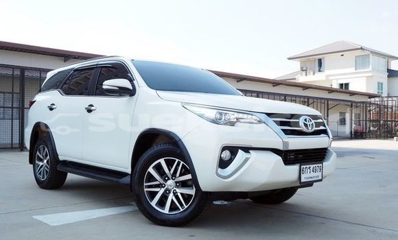 ซื้อ รถมือสอง Toyota Fortuner ขาว รถยนต์ ใน %{เมือง} ใน กรุงเทพมหานคร