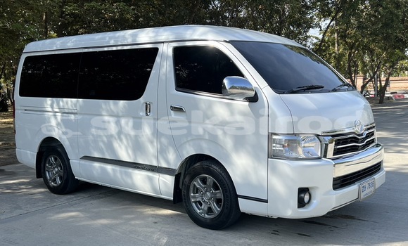 Buy Used Toyota Ventury White Car in Phra Nakhon Si Ayutthaya in Phra Nakhon Si Ayutthaya