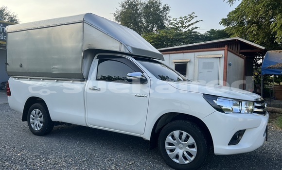Buy Used Toyota Hiluxe Revo White Car in Phra Nakhon Si Ayutthaya in Phra Nakhon Si Ayutthaya