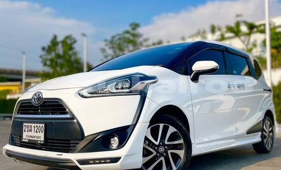 ซื้อ รถมือสอง Toyota Sienta ขาว รถยนต์ ใน %{เมือง} ใน กรุงเทพมหานคร