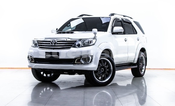 ซื้อ รถมือสอง Toyota Fortuner ขาว รถยนต์ ใน %{เมือง} ใน กรุงเทพมหานคร