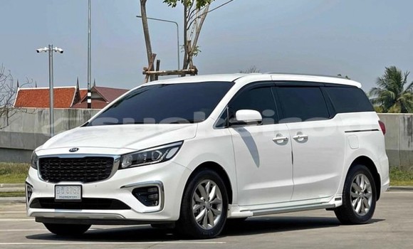 Buy Used Kia Carnival White Car in Bangkok in Bangkok