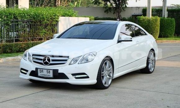 ซื้อ รถมือสอง Mercedes-Benz E200 ขาว รถยนต์ ใน %{เมือง} ใน กรุงเทพมหานคร