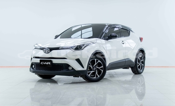 ซื้อ รถมือสอง Toyota C-HR ขาว รถยนต์ ใน %{เมือง} ใน กรุงเทพมหานคร