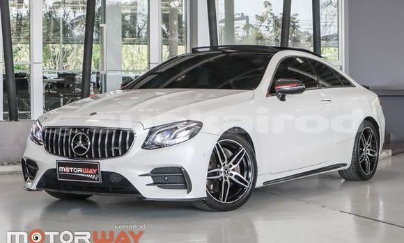 ซื้อ รถมือสอง Mercedes-Benz E200 ขาว รถยนต์ ใน %{เมือง} ใน กรุงเทพมหานคร