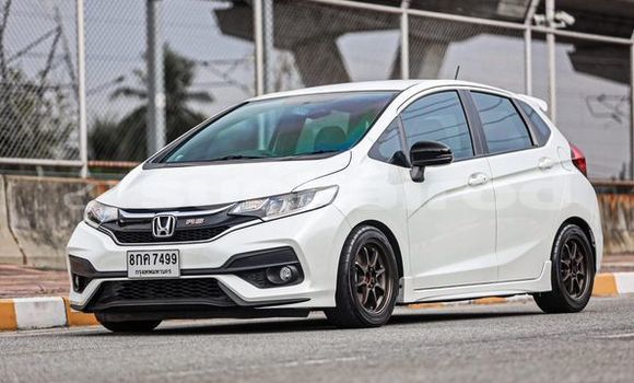ซื้อ รถมือสอง Honda Jazz ขาว รถยนต์ ใน %{เมือง} ใน กรุงเทพมหานคร