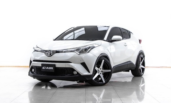 ซื้อ รถมือสอง Toyota C-HR ขาว รถยนต์ ใน %{เมือง} ใน กรุงเทพมหานคร