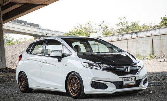 ซื้อ รถมือสอง Honda Jazz ขาว รถยนต์ ใน %{เมือง} ใน กรุงเทพมหานคร