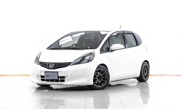 ซื้อ รถมือสอง Honda Jazz ขาว รถยนต์ ใน %{เมือง} ใน กรุงเทพมหานคร