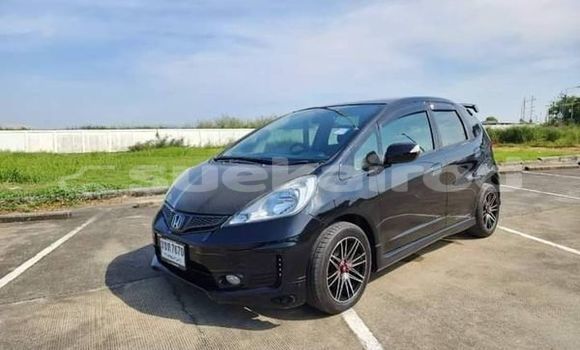 ซื้อ รถมือสอง Honda Jazz สีดำ รถยนต์ ใน %{เมือง} ใน ปทุมธานี