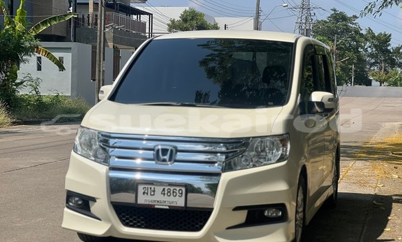 Buy Used Honda Stepwgn White Car in Bangkok in Bangkok
