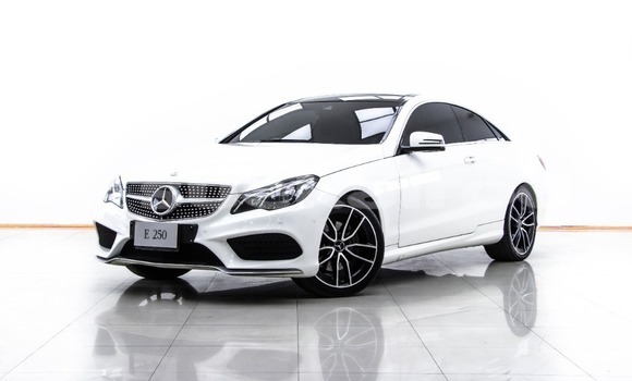 ซื้อ รถมือสอง Mercedes-Benz E-Classe ขาว รถยนต์ ใน %{เมือง} ใน กรุงเทพมหานคร