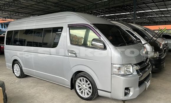 Buy Used Toyota Commuter Silver Car in Phra Nakhon Si Ayutthaya in Phra Nakhon Si Ayutthaya
