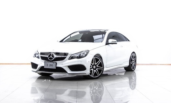 ซื้อ รถมือสอง Mercedes-Benz E200 ขาว รถยนต์ ใน %{เมือง} ใน กรุงเทพมหานคร