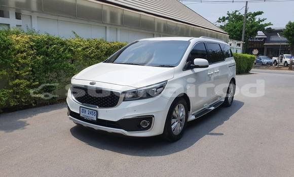 ซื้อ รถมือสอง Kia Carnival ขาว รถยนต์ ใน %{เมือง} ใน กรุงเทพมหานคร