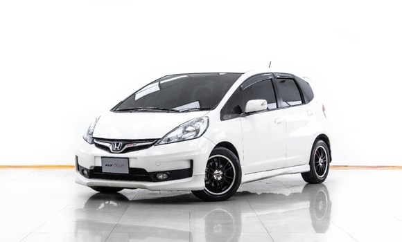 ซื้อ รถมือสอง Honda Jazz ขาว รถยนต์ ใน %{เมือง} ใน กรุงเทพมหานคร