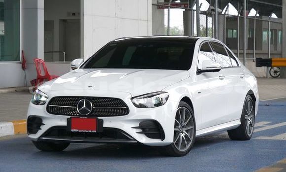 ซื้อ รถมือสอง Mercedes-Benz E-Classe ขาว รถยนต์ ใน %{เมือง} ใน กรุงเทพมหานคร