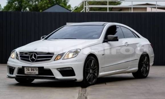 ซื้อ รถมือสอง Mercedes-Benz E200 ขาว รถยนต์ ใน %{เมือง} ใน กรุงเทพมหานคร