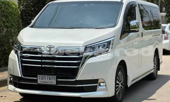 Buy Used Toyota Crown Majesta White Car in Bangkok in Bangkok