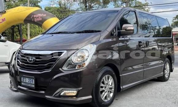 ซื้อ รถมือสอง Hyundai H1 สีน้ำตาล รถยนต์ ใน %{เมือง} ใน กรุงเทพมหานคร