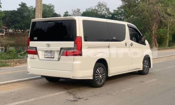 Buy Used Toyota Crown Majesta White Car in Bangkok in Bangkok Buy Used Toyota Crown Majesta White Car in Bangkok in Bangkok