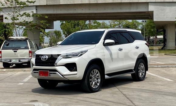 Buy Used Toyota Fortuner White Car in Bangkok in Bangkok